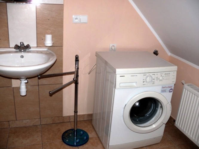 image Dom pod Debami dysponuje w pelni funkcjonalna lazienka z prysznicem i pralka